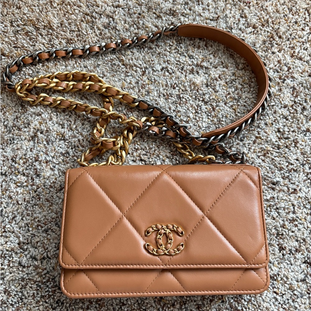 Chanel 19 WOC - Picture 2 of 8